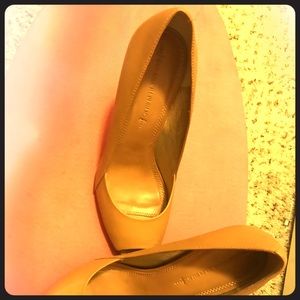 Banana republic size 8 butter cream color shoes